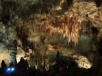 Turistas caminham pelo salão principal da caverna em Carlsbad Caverns National Park, no sul do Novo México, nos Estados Unidos